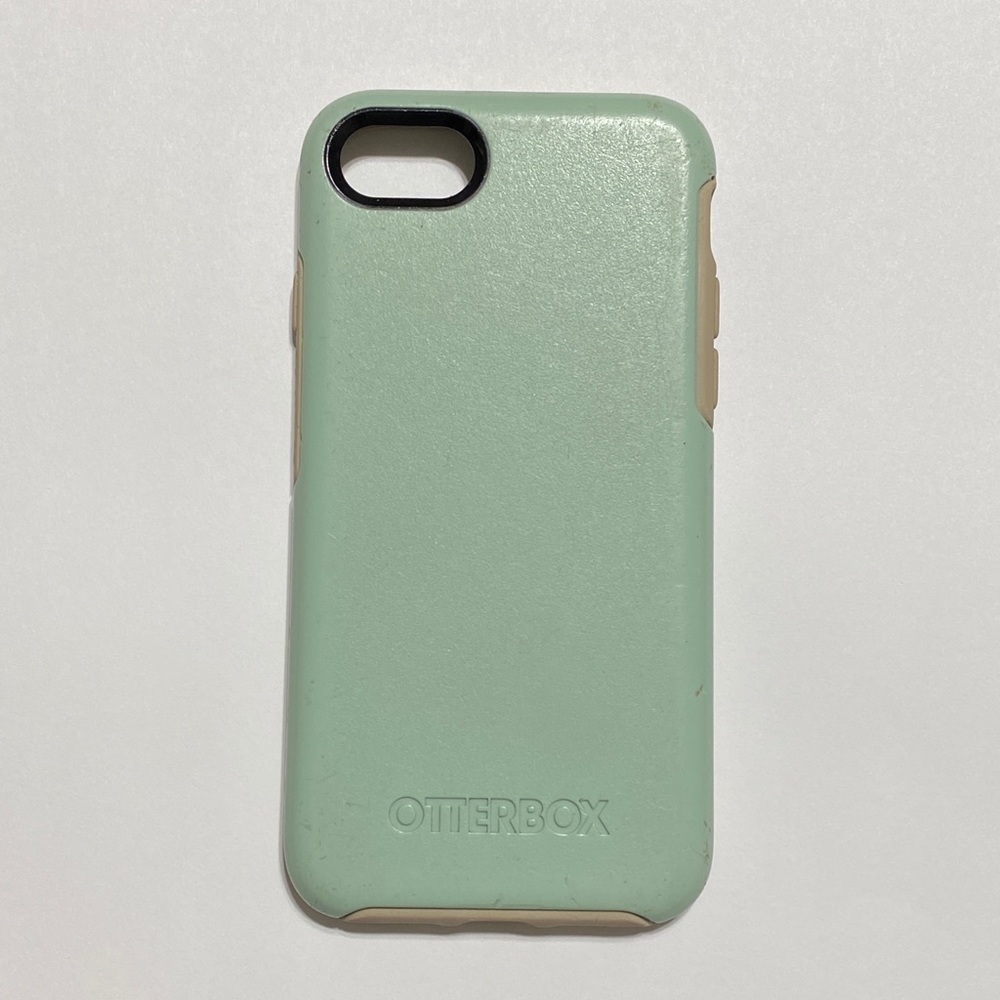 Otter Box Symmetry Case for IPhone 7.